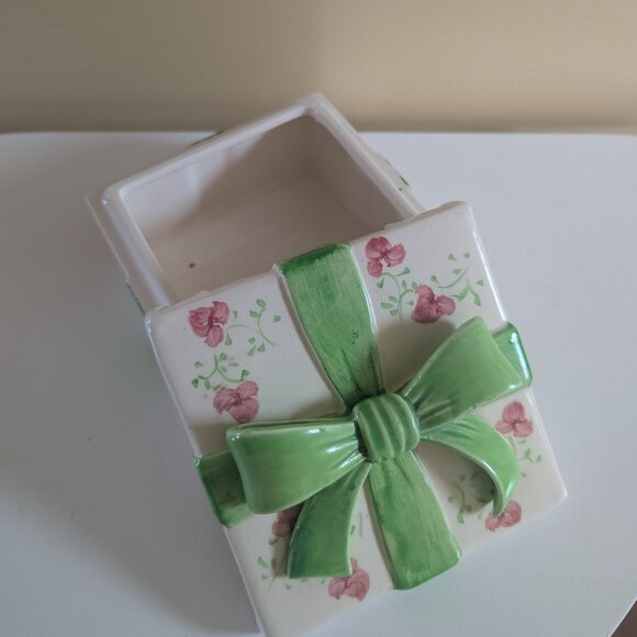 PRESENT BOW VINTAGE CERAMIC TRINKET BOX - Picture 3 of 3